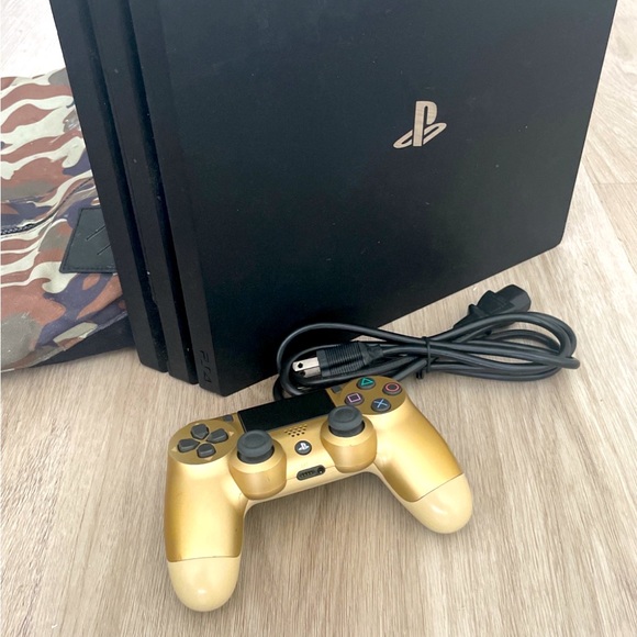 PS4 Pro + controller - Picture 2 of 2